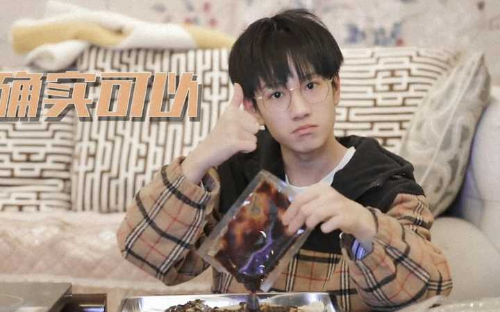 他离开四年了,但是还在默默关注他.