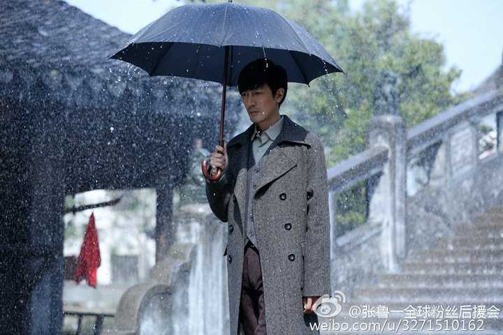 求电视剧,电影里男主下雨打伞很帅的的剧名?