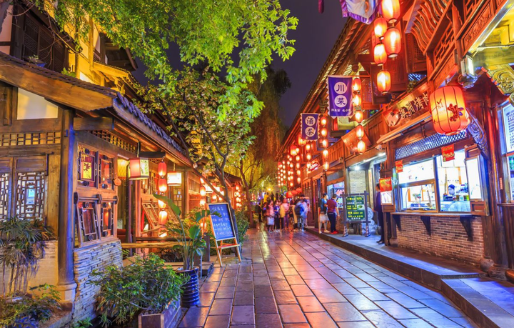 这里是成都最受外地游客喜爱的景点之一,也是著名的美食街,晚上去更是