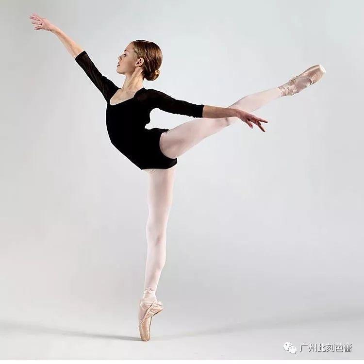 芭蕾中的阿拉贝斯克迎风展翅舞姿要怎么练才能做好看