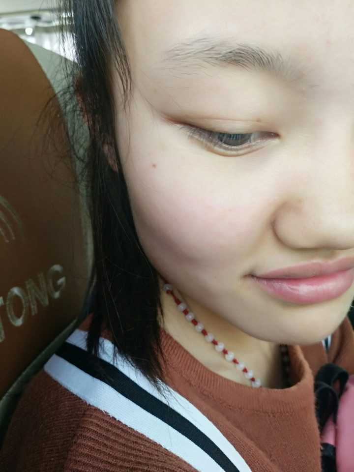 替室友抢答一波,眼睛翘得连眉毛都跟着翘着长,生活中见到的丹凤眼就我