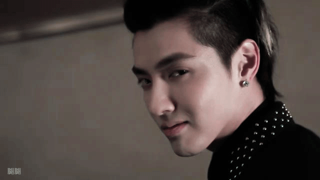 吴亦凡跟exo的kris是一个人吗?为什么差这么多?