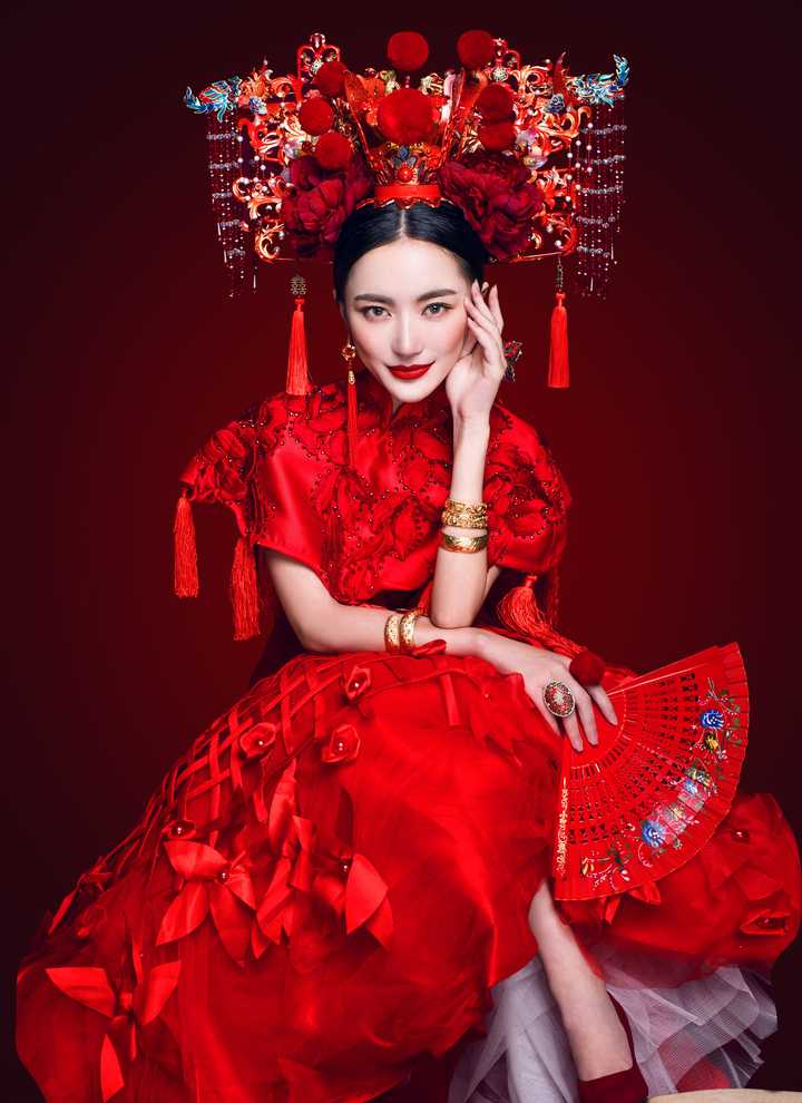 图/巴黎婚纱 不一定要红色才美 中式嫁衣的可选性很多,不一定是千篇