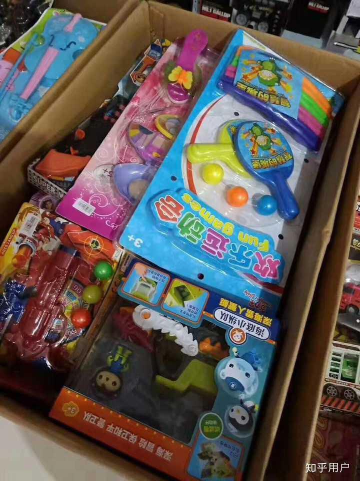 那个包装很重,一斤也就能三个玩具,批发价格一般10-18元一斤的都有