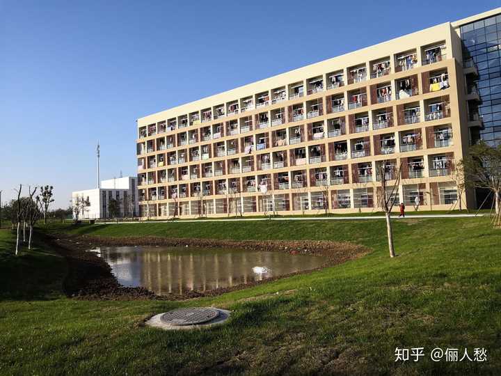 常州大学的宿舍条件如何?校区内有哪些生活设施?