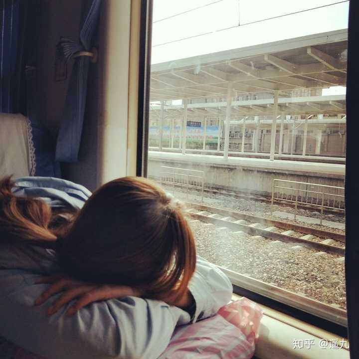 第一次自己坐火车,斜对面的小姐姐一直在睡觉,阳光斜斜地撒下来,很静