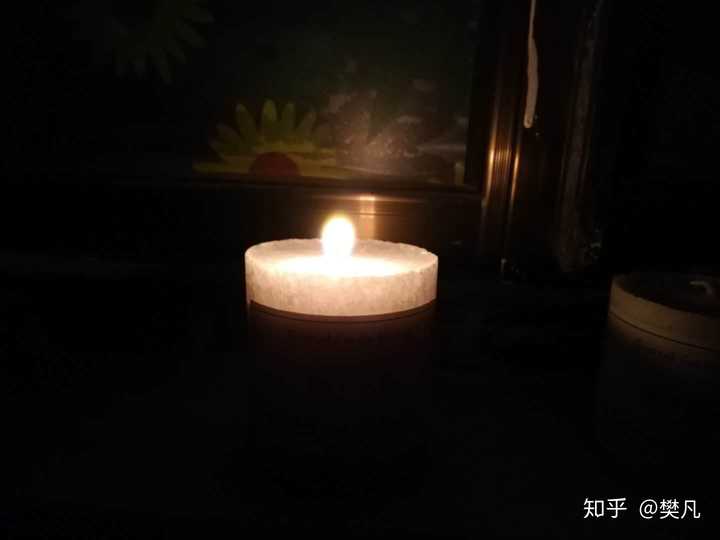 点上香薰蜡烛,玩会手机睡觉.