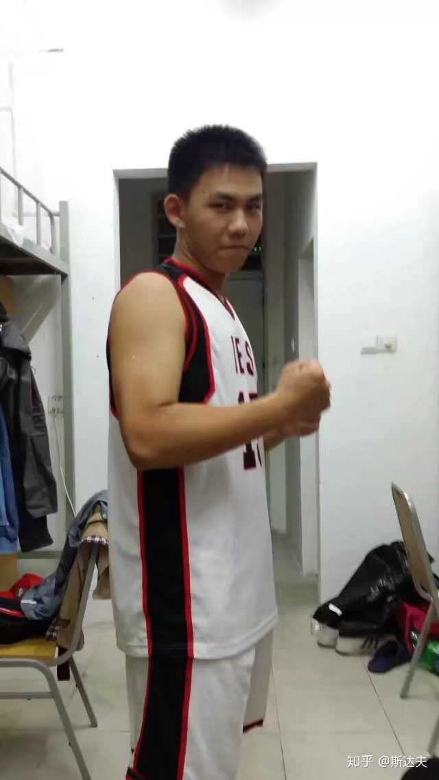 第一次穿篮球队队服,自以为是肌肉男其实还是肥仔哈哈哈