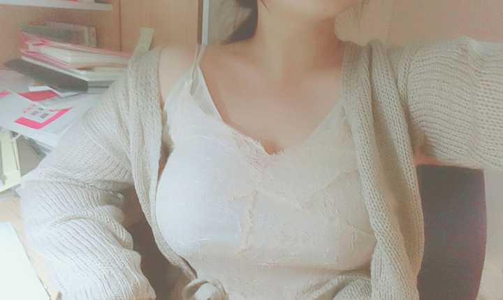 小姐姐 现在我也初中  75e 有时候也会因为胸大受到一些嘲笑(大部分