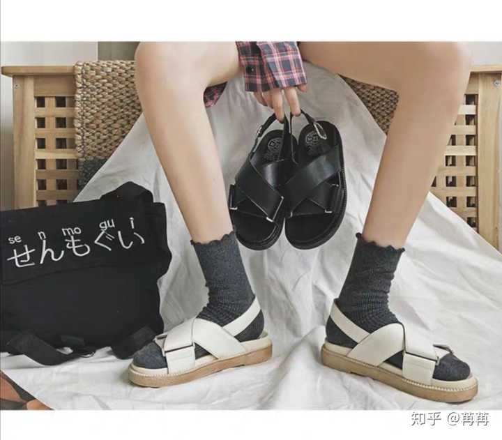 凉鞋里边穿厚袜子是不是不伦不类如果怕热穿凉鞋为什么要穿厚袜子如果