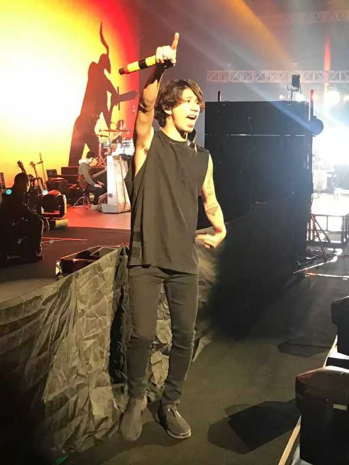 story 他们俩是亲兄弟哦  图一兄弟俩 图二图三one ok rock主唱taka