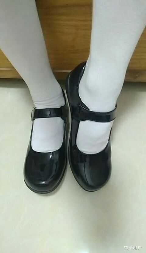 女孩子可以黑皮鞋配白袜吗?