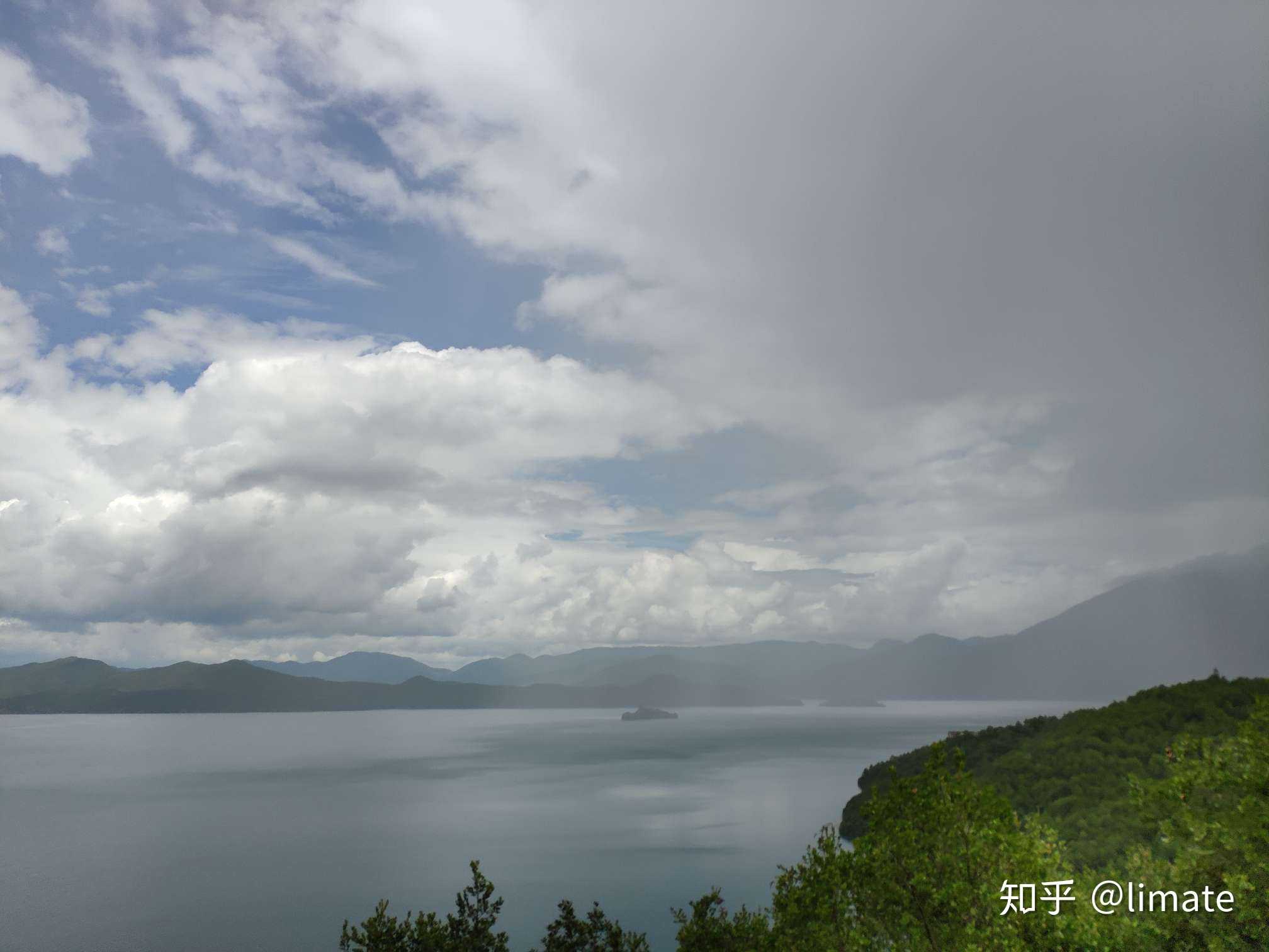 一半在下雨,一半是晴天.