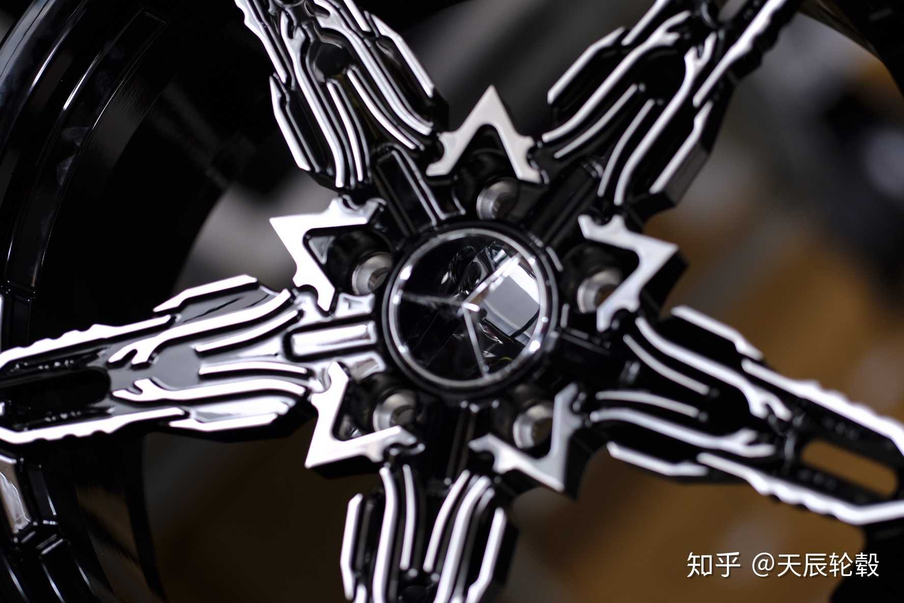 有一天突发奇想,如果把剑给穿在脚上会是什么样,把这个构思给设计师说