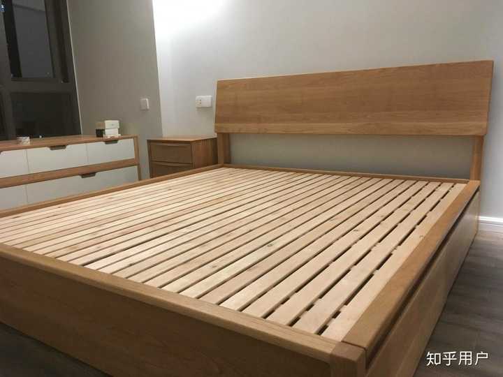 8米的床垫是放在床沿上还是床板上?