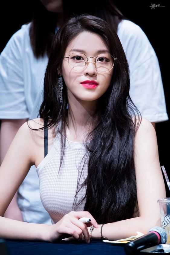 戴眼镜比不戴眼镜好看的女明星有哪些?