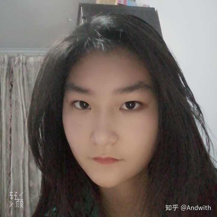 有没有那种单眼皮小眼睛塌鼻梁厚嘴唇但还挺好看的女生?