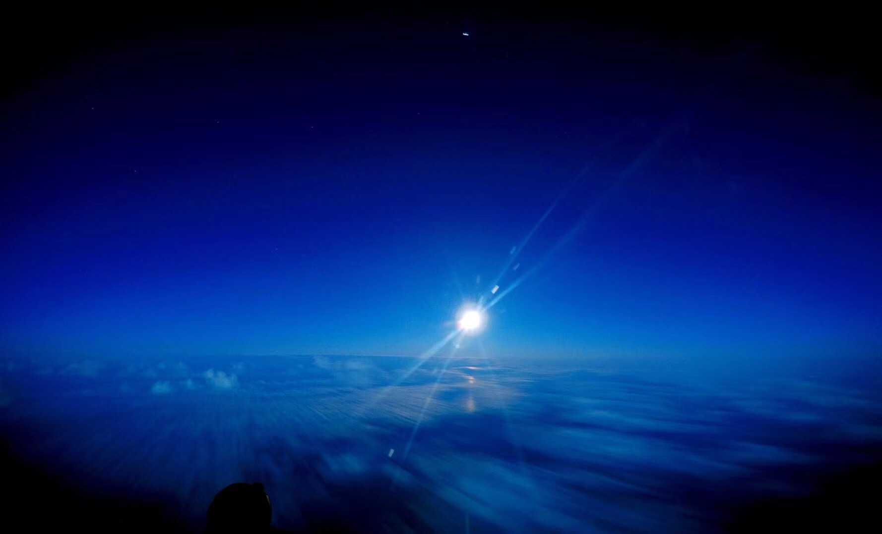 裹着毯子听着舒伯特小夜曲,过几分钟等眼睛适应了,看着窗外璀璨的星河