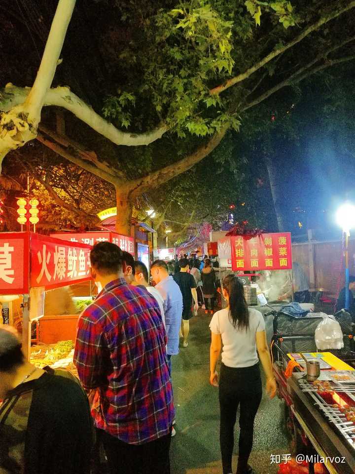 首先就是校门口的黄雁村国际夜市大排档,不过最近因为创校都给撵走了