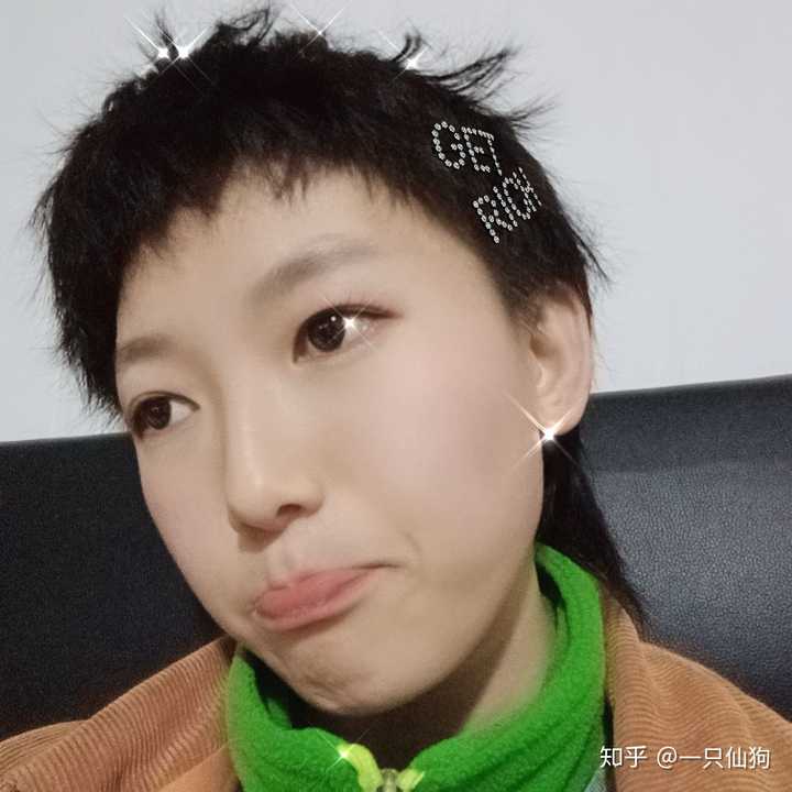 女生超短发两边剃掉是什么样子?