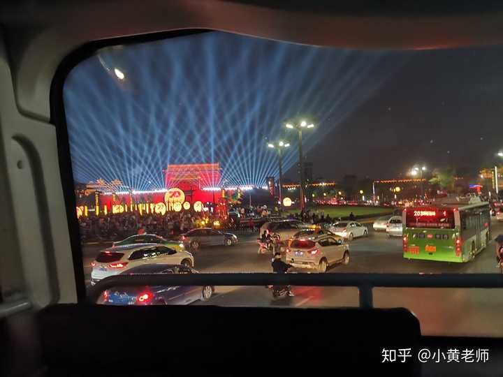 那天大晚上跑出去玩,这是在公车上的钟鼓楼