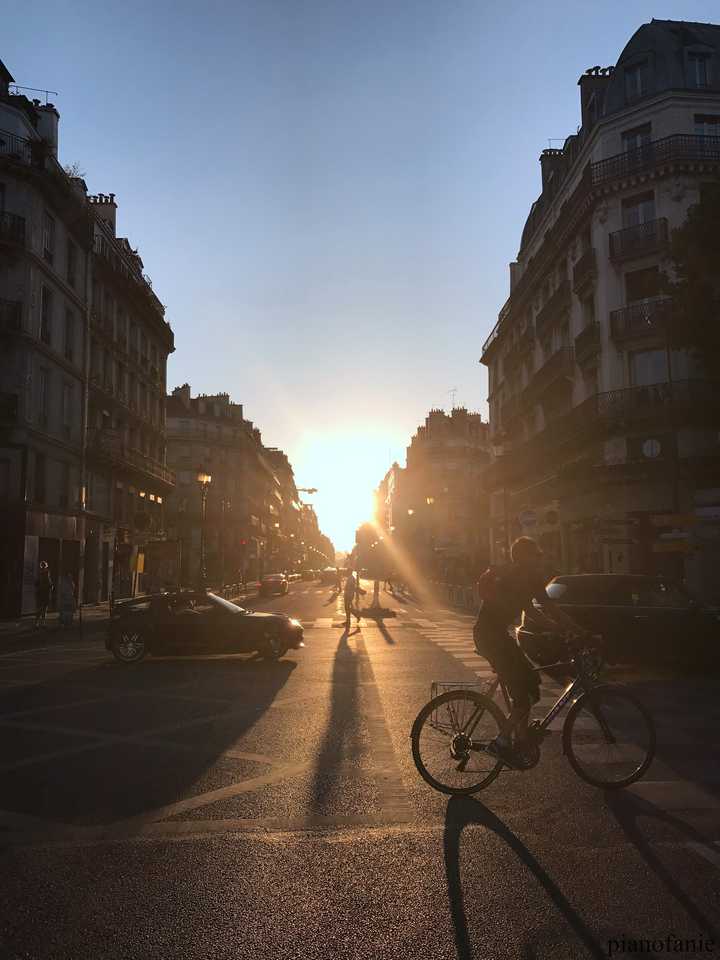 夕阳照耀的街道