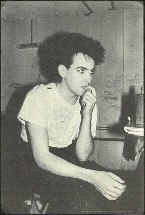 如何评价robert smith(the cure乐队主唱)的颜值?