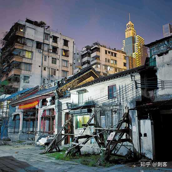 农讲所小巷芳草街巷子深处的 区家祠,周围被现代建筑包围.