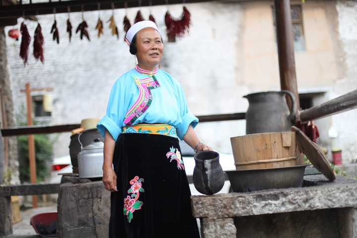 天龙屯堡汉族传统服饰为何与现在主流的汉服形制如此不同?