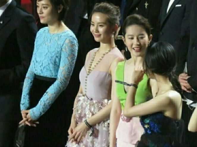 2016芭莎明星慈善夜刘亦菲杨幂刘诗诗你觉得谁最美?