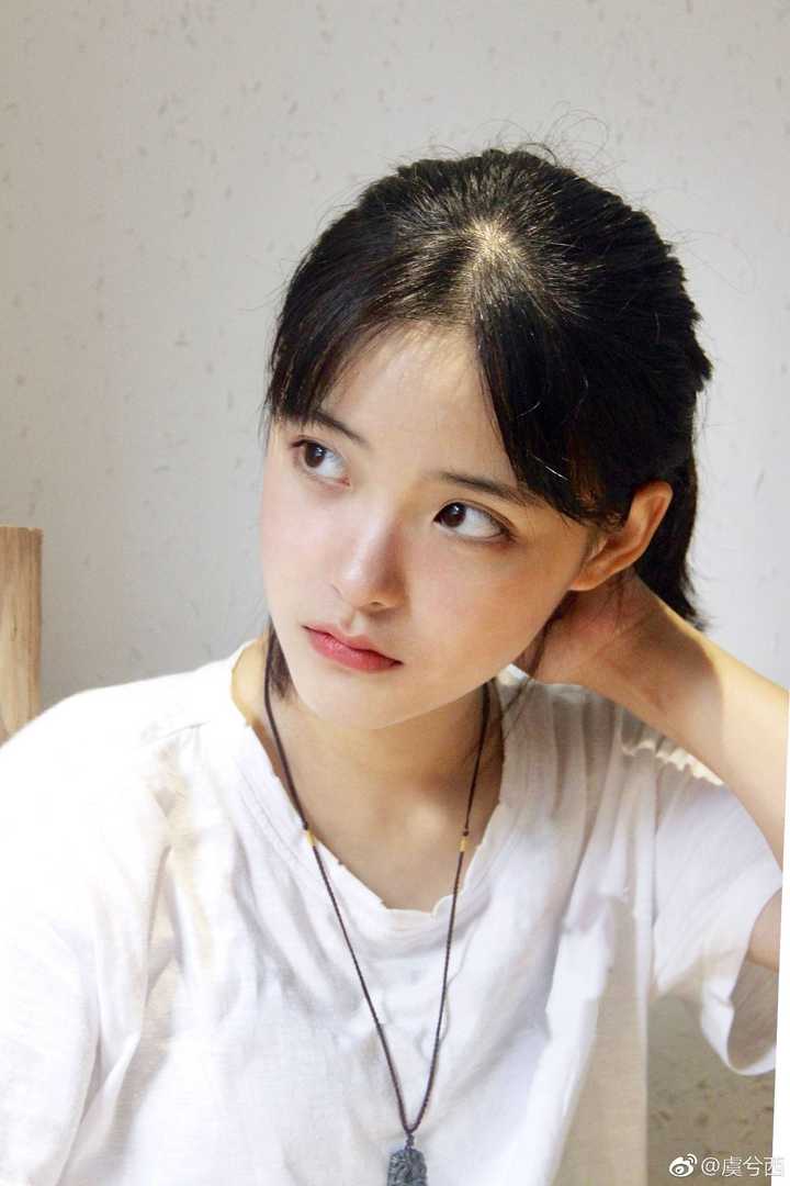 高中时素颜就好看的女生长大化妆后岂不是逆天吗?