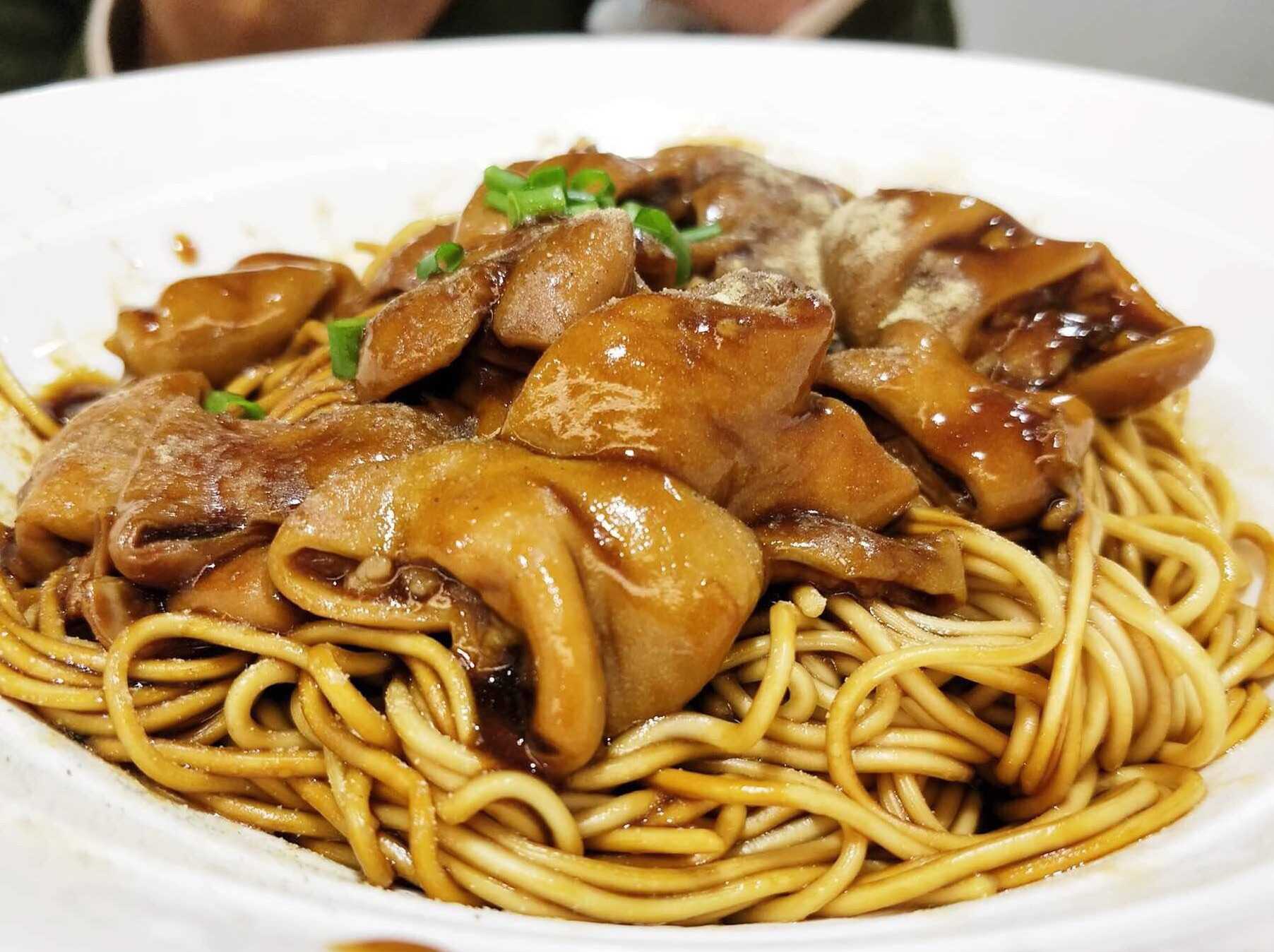 炸天的壁花少年 的想法: #深夜食堂# 食堂的黄焖鸡 面