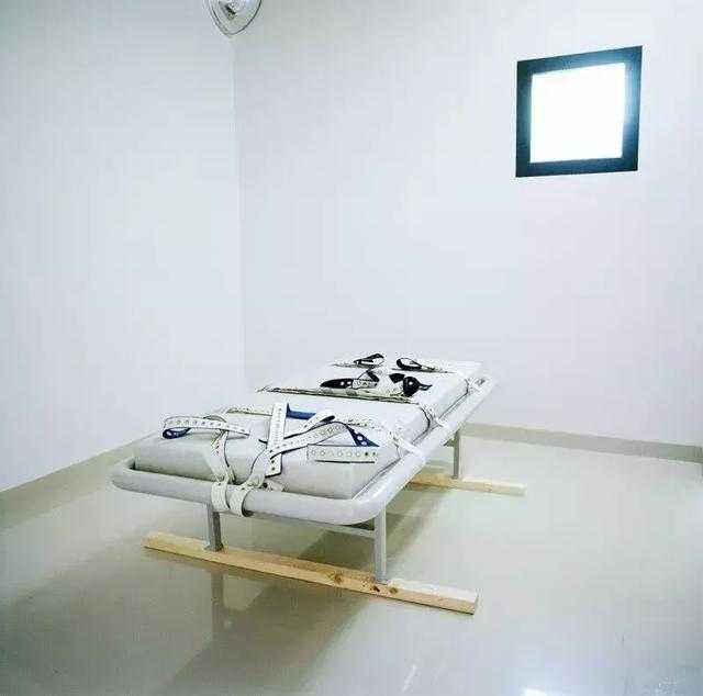这里也有别的监狱的禁闭室,安装了全身束缚床,但是从来没有使用过.
