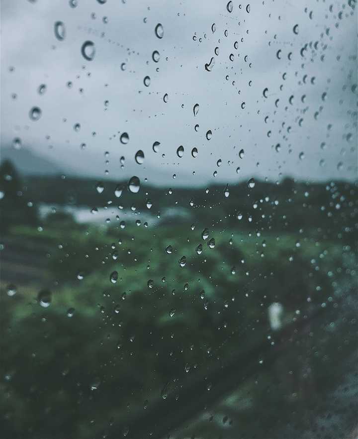 雨天在车里随手一拍,很有意境.