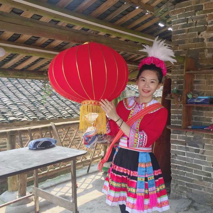 上个月有幸去了连南千年瑶寨游玩,觉得瑶族同胞的服饰也很美啊!