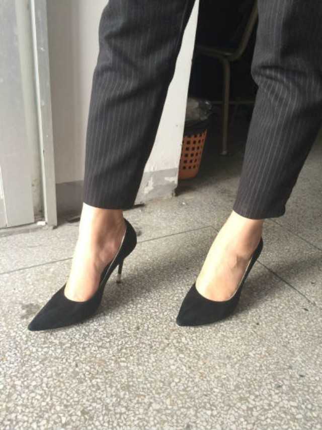 的像跳芭蕾一样的脚尖着地,所以建议身材小但是脚大的女孩子穿高跟鞋