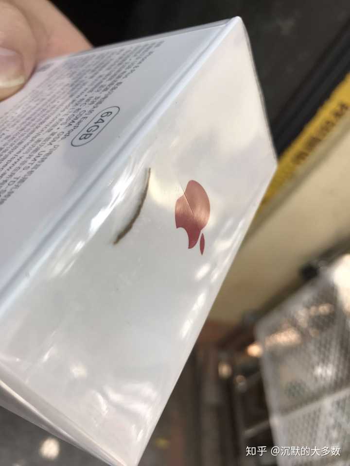 京东iphone8p红色版的塑封里有根草?