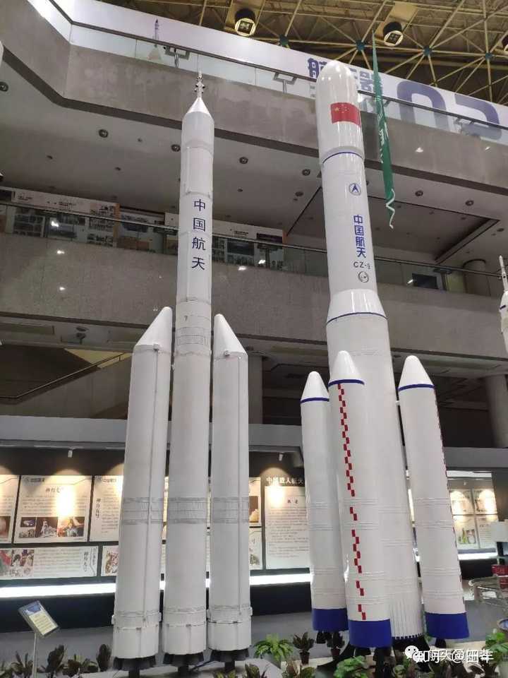 说起这款火箭(上图左),要先从承载了中国载人登月梦想的长征九号(上图