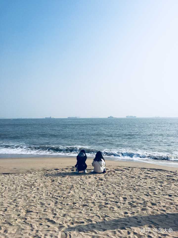 和朋友去厦门海滩游玩的时候拍的 两个女孩就这么一蹲一坐,听风看海