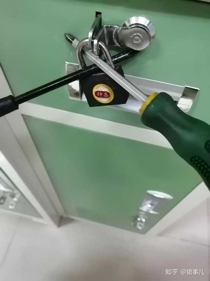 如何撬锁?