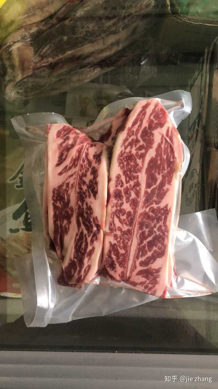 牛小排是牛身上的一个部位,boneless short rib.图片如下,有点像竹叶.