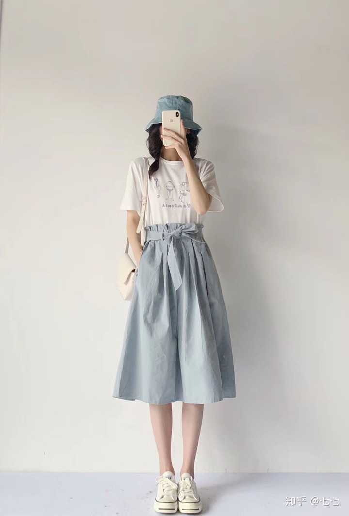 浅蓝色牛仔裙要如何搭配衣服?