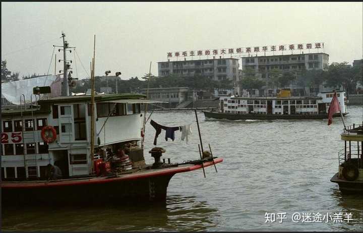 1986年建设中的海印桥,从越秀区一端拍过去,对面就是滨江路的渔民新村