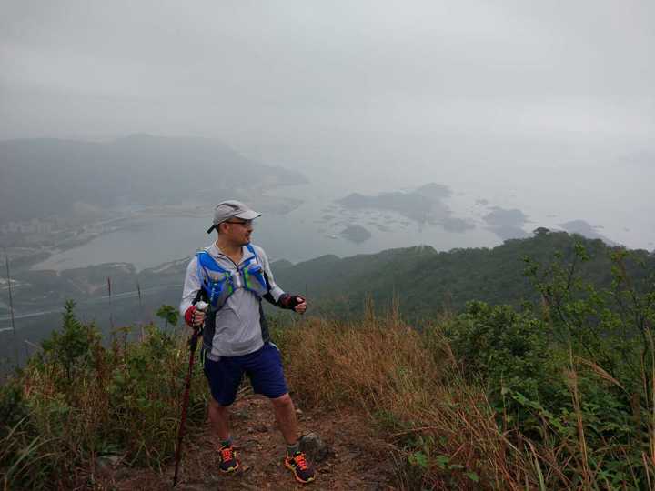 约上好友一起去登山.
