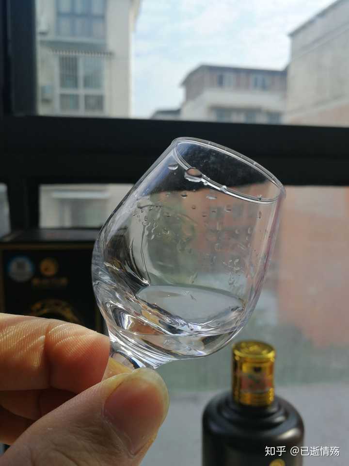 从未喝过白酒 此时真的很难过 一瓶100ml的红星二锅头
