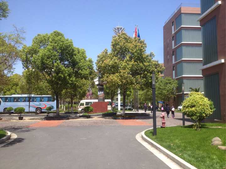 在上海市向明中学(shanghai xiangming high school 就读是一种怎样
