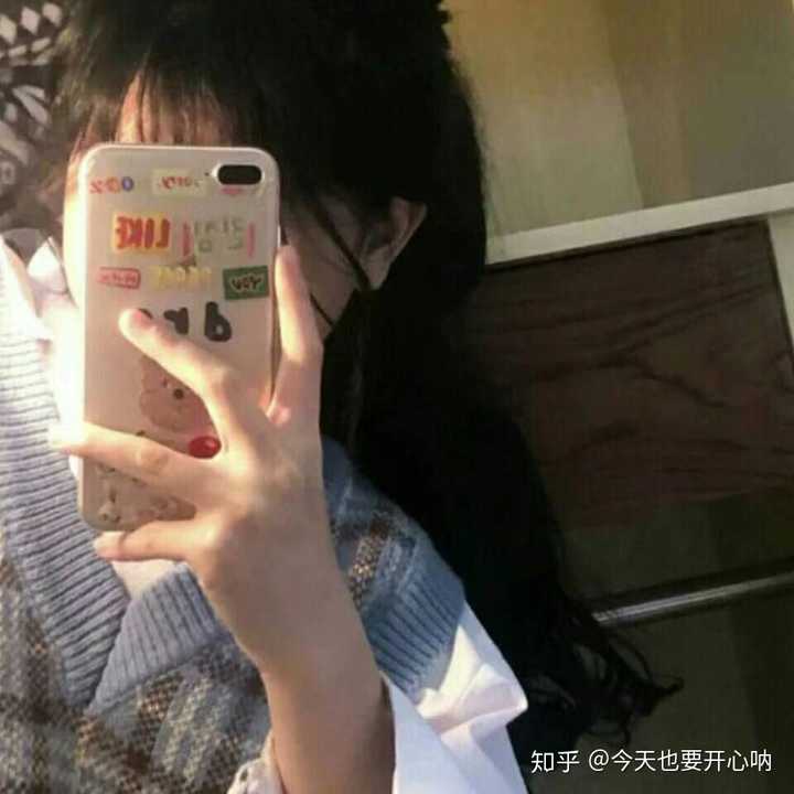 有没有什么好看的自拍头像(手机也入镜的那种)?