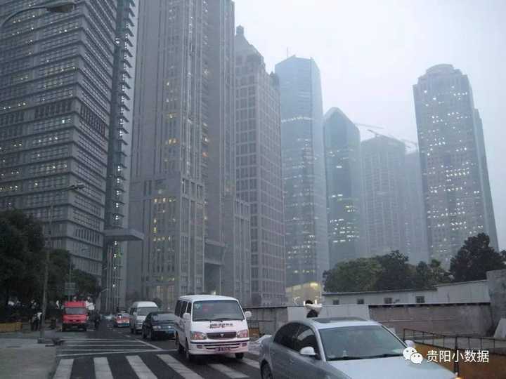 图为上海陆家嘴金融中心