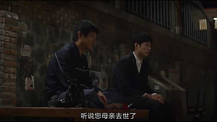 德善爸爸买了酒,在回来的路上,恰巧遇见了阿泽,于是叫他陪自己喝酒