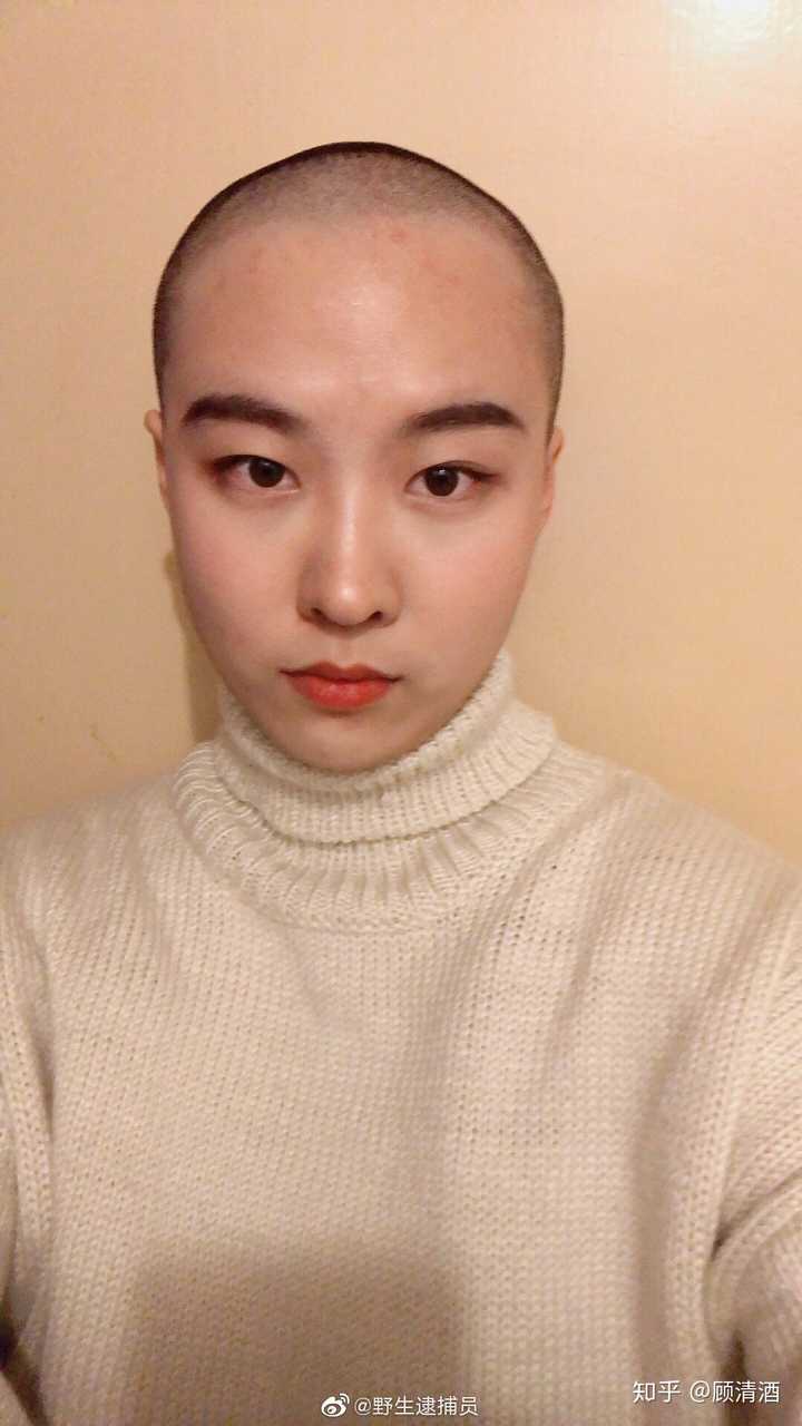 去理发店的小哥再三劝阻 但还是执意剃了 我是理发店里第一个剃光头的